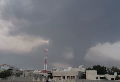 Columna de humo tras los bombardeos israelíes sobre el puerto yemení de Hodeida, este domingo.