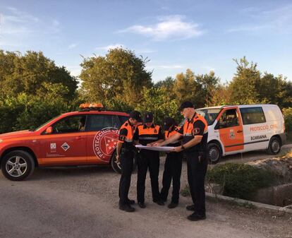 Pretección civil de Burriana, buscando a la vaquilla fugada.