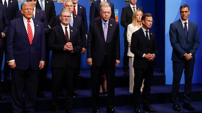 El presidente del Gobierno español, Pedro Sánchez (d); el presidente estadounidense, Donald Trump (i); el turco, Recep Tayyip Erdogan (c); y la primera ministra italiana, Giorgia Meloni (3d), entre otros líderes, posan en la foto de familia de la cumbre de la OTAN que se celebra este miércoles en La Haya, Países Bajos.