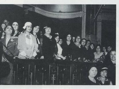 Carmen de Burgos 'Colombine', en el centro de negro y con collar, en una conferencia contra la pena de muerte, en el Ateneo de Madrid en 1931. Imagen publicada en la biografía de la escritora realizada por Concepción Núñez en 2005, editada por la Fundación José Manuel Lara.