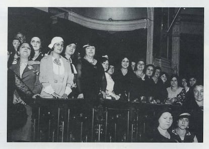 Carmen de Burgos 'Colombine', en el centro de negro y con collar, en una conferencia contra la pena de muerte, en el Ateneo de Madrid en 1931. Imagen publicada en la biografía de la escritora realizada por Concepción Núñez en 2005, editada por la Fundación José Manuel Lara.