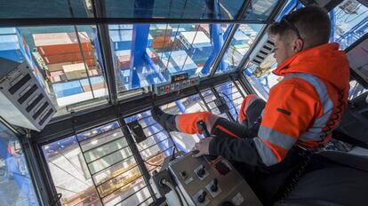 Trabajadores portuarios realizando sus labores en el puerto de Algeciras.