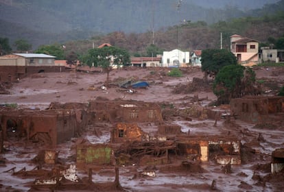 Vista geral de Bento Rodrigues após lama soterrar imóveis e veículos e deixar dezenas de feridos e desaparecidos.