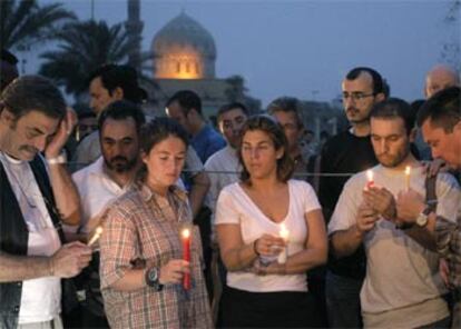 Un grupo de periodistas recuerda a las víctimas del bombardeo de ayer contra el hotel Palestina.
