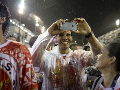 Rafael Nadal toma fotografías durante el desfile de la escuela de Samba Unidos do Viradouro, en el sambódromo de Río de Janeiro