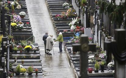 Una familia acude al cementerio de San Sebastián (Gipuzkoa).
