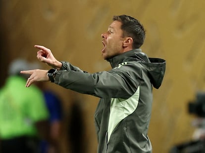 Xabi Alonso da instrucciones en la banda durante el choque ante el Salzburgo. 