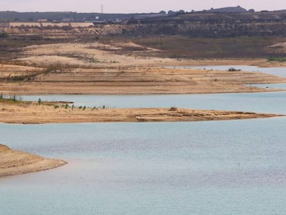 El pantano de La Pedrera, en Alicante, perteneciente a la Confederación  Hidrográfica del Segura, a finales de octubre.