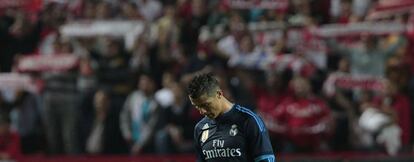 Una de las imágenes del partido entre Sevilla y Real Madrid (3-2); Cristiano Ronaldo sin levantar cabeza.