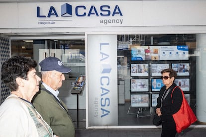 Una inmobiliaria en la calle General Ricardos. 