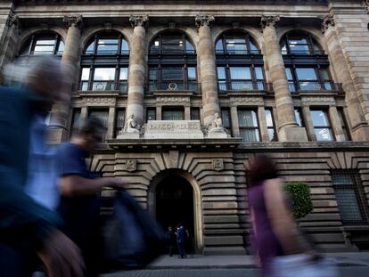 La gente pasa frente al edificio del Banco Central de México en el centro de la Ciudad de México.