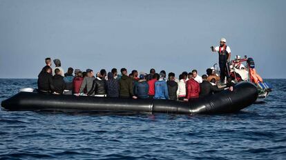 Rescate de 74 migrantes este lunes a 24 millas naúticas de Libia.