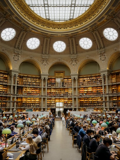 Lectores abarrotan la Sala Oval en la Biblioteca Nacional de Francia, en París.