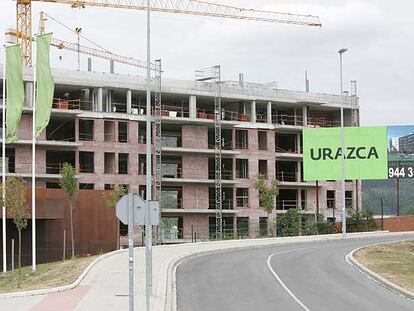 Promoción de viviendas de la constructora Urazca en la localidad vizcaína de Etxebarri, en la que mantiene actividad. /