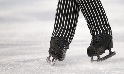 Detalle de los patines de Javier Fernández, durante la ejecución del programa corto en Sochi