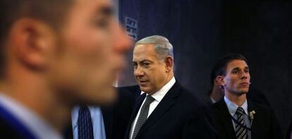 Netanyahu chega à reunião do Governo de Israel.