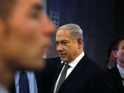 Netanyahu chega à reunião do Governo de Israel.