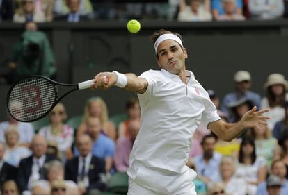 El tenista suizo y número tres del mundo Roger Federer golpea de derecha la bola en una acción del primer set del partido que disputa ante Rafa Nadal.