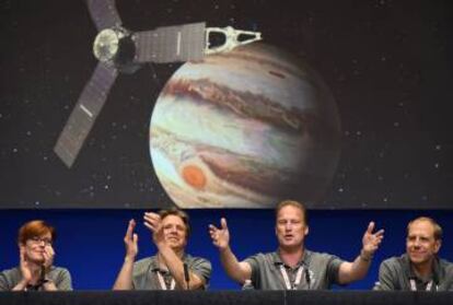 L'equip de la NASA celebra l'arribada de 'Juno'.