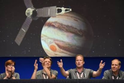 L'equip de la NASA celebra l'arribada de 'Juno'.