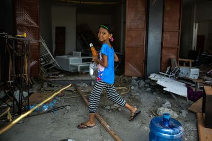 “Hay alrededor de 64.000 desplazados sobre una población de 1,5 millones de habitantes. La situación es muy dramática”, lamenta Carrera, portavoz de Unicef en Indonesia. “Esta región ya presentaba muchas carencias antes del desastre y apenas estaba empezando a recuperarse gracias al turismo”.