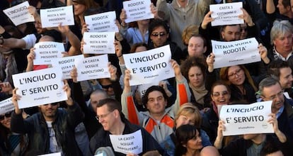 Seguidores de Grillo protestan contra Napolitano: &ldquo;El desastre est&aacute; servido&rdquo;, dicen los carteles.