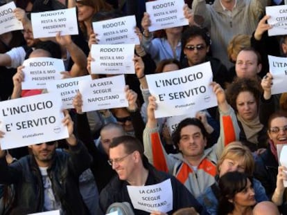 Seguidores de Grillo protestan contra Napolitano: &ldquo;El desastre est&aacute; servido&rdquo;, dicen los carteles.