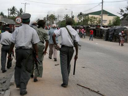 Varios policías, en una imagen de 2013 en Beira (Mozambique). 