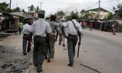 Varios policías, en una imagen de 2013 en Beira (Mozambique).