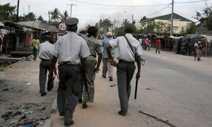 Varios policías, en una imagen de 2013 en Beira (Mozambique). 