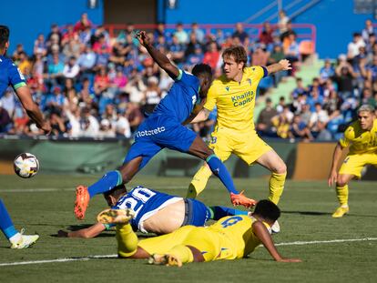 Alex Fernandez of Cadiz CF fight for the ball with Djené Dakonam Ortega of Getafe CF during the spanish league, La Liga Santander, football match played between Getafe CF and Cadiz CF at Coliseum Alfonso Perez stadium on November 05, 2022, in Getafe, Madrid, Spain.
AFP7 
05/11/2022 ONLY FOR USE IN SPAIN