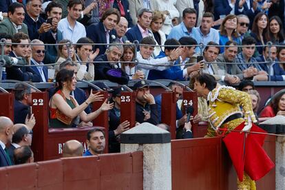 Roca Rey brinda el quinto toro a la presidenta de la Comunidad de Madrid, Isabel Díaz Ayuso.