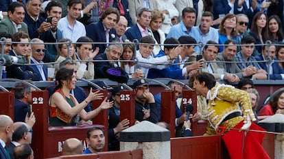 Roca Rey brinda el quinto toro a la presidenta de la Comunidad de Madrid, Isabel Díaz Ayuso.