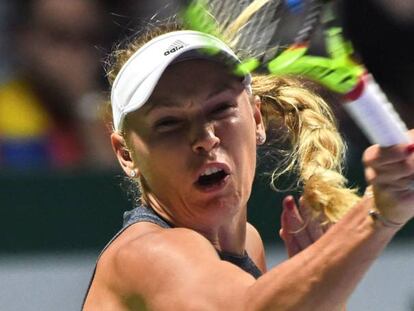 Wozniacki golpea la pelota durante el partido contra Halep.