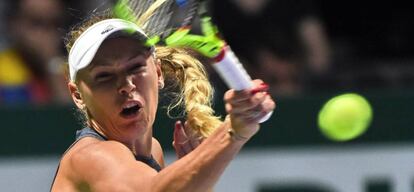 Wozniacki golpea la pelota durante el partido contra Halep.