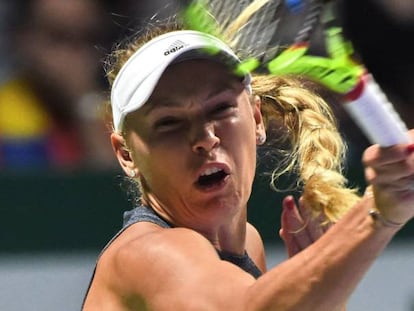 Wozniacki golpea la pelota durante el partido contra Halep.