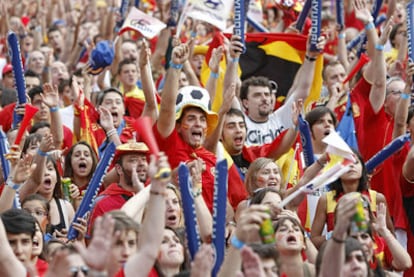 Aficionados de la selección española siguen el partido en las pantallas instaladas en el estadio Santiago Bernabéu.
