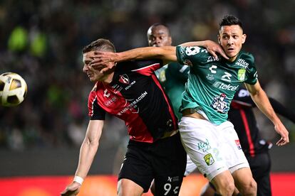 Julio Furch del Atlas protege el balón frente a Ramiro González, durante la final de ida de la Liga MX.