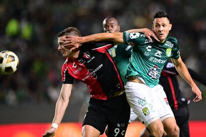 Julio Furch del Atlas protege el balón frente a Ramiro González, durante la final de ida de la Liga MX.