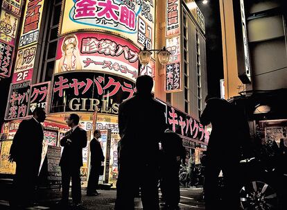 Varios <i>yakuza</i> posan en la entrada de uno de los clubes de Kabukicho, considerado el barrio rojo más importante de Japón. "Ahora los novatos se ensucian las manos mientras la vieja guardia cuenta los billetes".