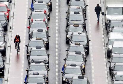 Protesta de taxistas contra la empresa Uber en Bruselas, Bélgica.