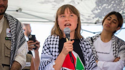 Greta Thunberg da una rueda de prensa antes de abordar el barco Madleen, que se dirige a Gaza para entregar ayuda humanitaria el domingo en Catania (Italia)