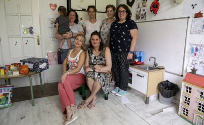 De pie, de izquierda a derecha, Mar Encinas, Chelo López, Rosa García y Silvia García. Sentadas, Joana Jiménez y Gema Juanas, en Casa Verde.