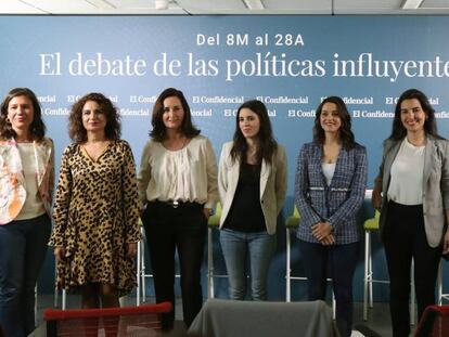 Las periodistas de El Confidencial Isabel Morillo (i) y Paloma Esteban (d), junto con María Jesús Montero (PSOE), Edurne Uriarte (PP), Irene Montero (Unidas Podemos), Inés Arrimadas (Ciudadanos) y Rocío Monasterio (Vox).
