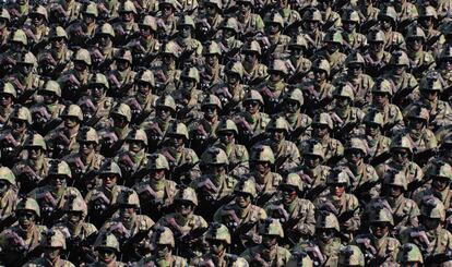 Soldados del Ejército Popular de Corea (KPA) marchan durante una concentración masiva en la plaza Kim Il Sung de Pyongyang (Corea del Norte).