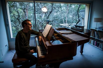 Alberto Iglesias, ante su piano en su estudio.