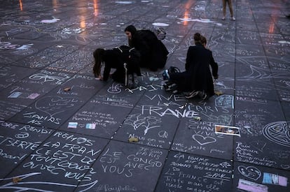 A la izquierda, fotografía tomada en la plaza de la República dos días después de la matanza terrorista perpetrada en París el pasado 13 de noviembre.