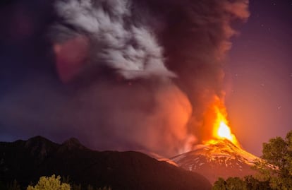 Les classes dels escolars, que es reprenen aquesta setmana després de les vacances estivals, s'han suspès i diversos col·legis han estat habilitats per albergar els evacuats per l'erupció del Villarrica, l'activitat del qual ha anat disminuint després de l'emissió inicial.