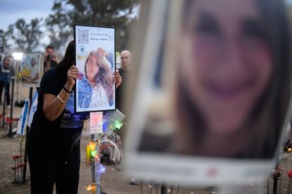 Una mujer abraza un retrato de una joven en el memorial a las víctimas del 7 de octubre donde se celebró el festival Nova, este lunes. 