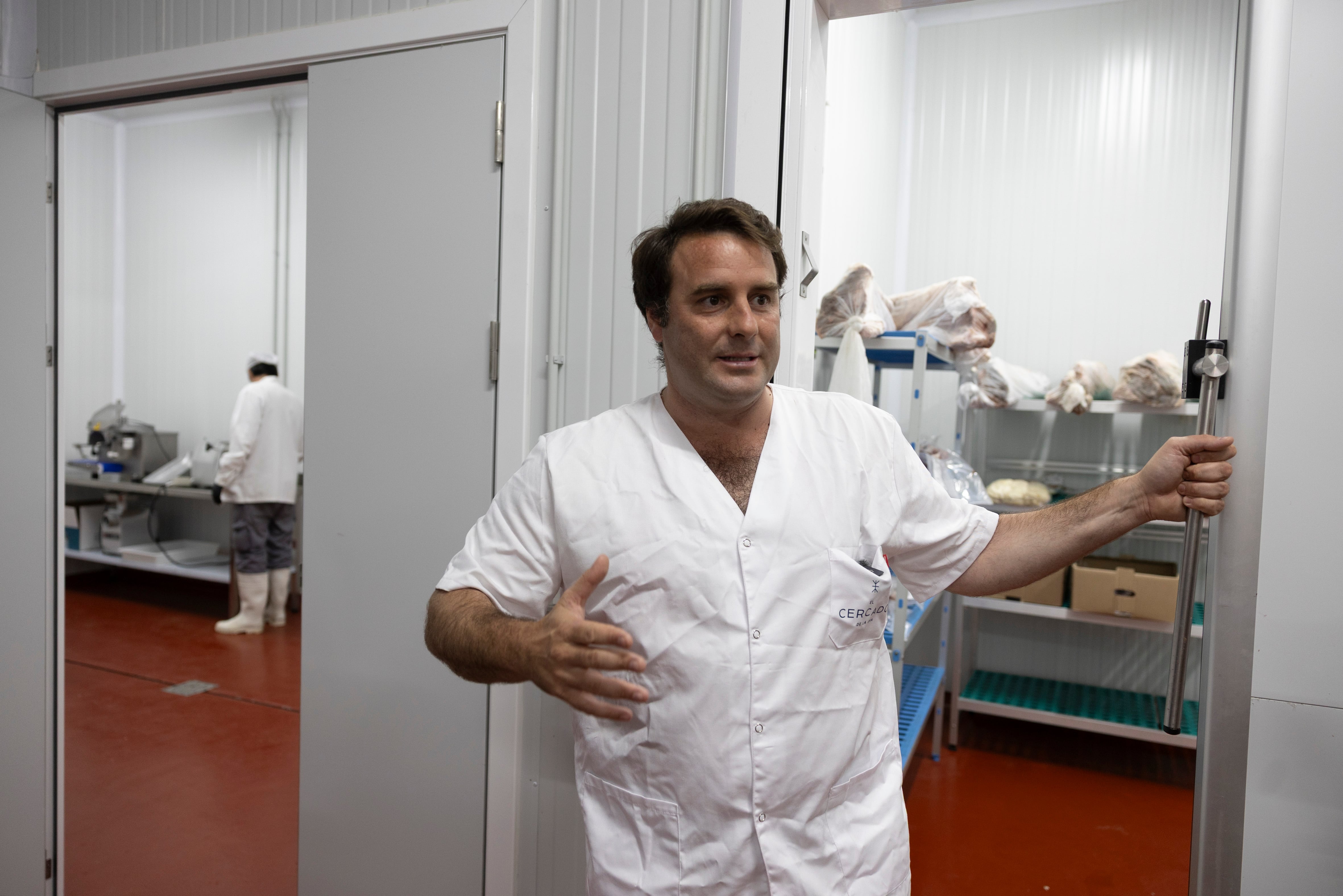 Juan Ignacio Artillo, frente a las cámaras frigoríficas de su empresa El Cercado de la Era, en Santiponce (Sevilla), el pasado jueves.